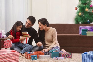 Kız evde ailesiyle Noel hediye açılış