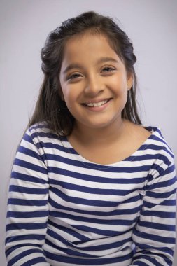 Gülümseyen bir kızın portresi