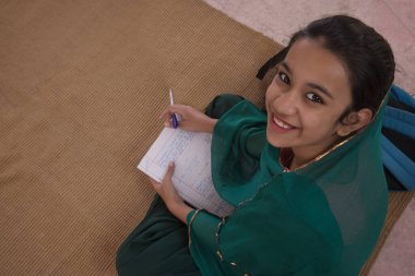 Kırsal kesimde okuyan bir kızın portresi