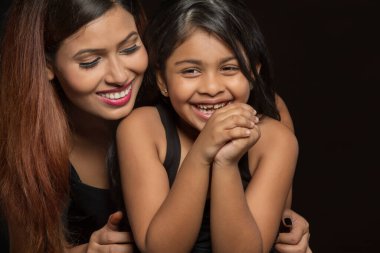 Anne ve kızı gülen, portre