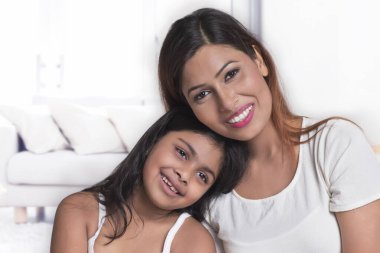 Anne ve kızı gülen, portre