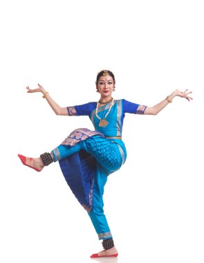 Beyaz arkaplan üzerinde Bharatanatyam icra eden genç bir kadının tam boy portresi