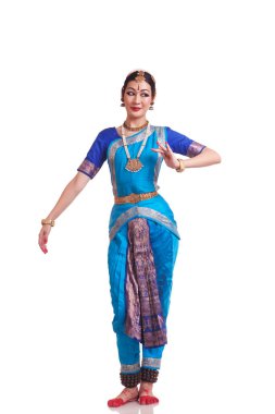Beyaz arka planda geleneksel Bharat Natyam dansı yapan tüm kadın uzunluğu