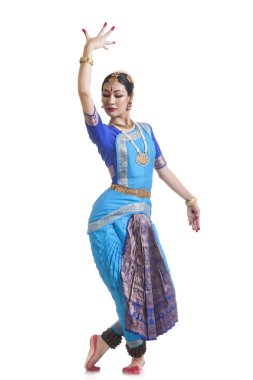 Beyaz arkaplan üzerinde tam boy kadın Bharata Natyam sanatçısı