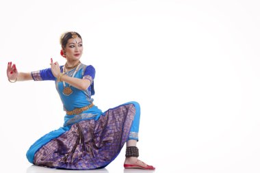 Beyaz arkaplana karşı Bharatanatyam yapan tam boy kadın