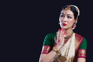 Siyah arka planda Bharatanatyam dansçısı şok oldu.