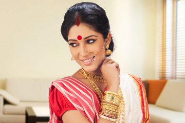 Güzel ve zeki Bengalli kadın gülümsüyor.