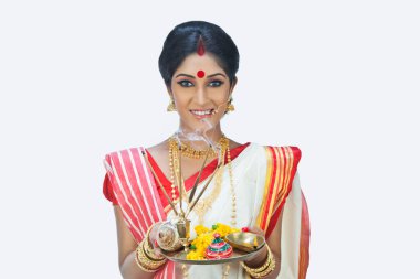 Puja thali 'li Bengalli kadının portresi