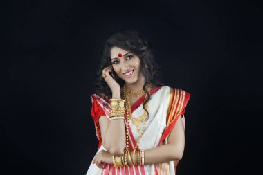 Bengalli bir kadının cep telefonuyla konuşurken portresi.