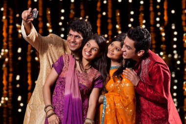 Fotoğraf makinesi olan arkadaşlar kendi portresini çekiyorlar.