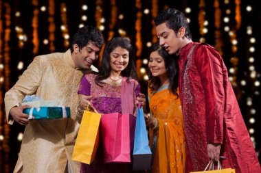 Alışveriş torbasını dikizleyen arkadaşlar