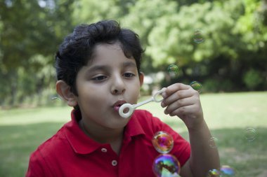 genç çocuk üfleme kabarcıklar