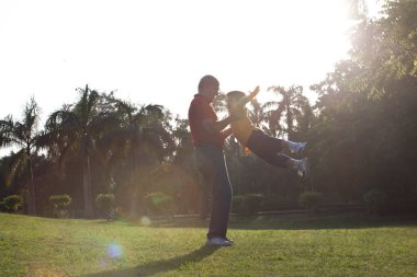 Büyükbaba torununu sallıyor.