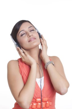 Kulaklıklı kadın müzik dinliyor.