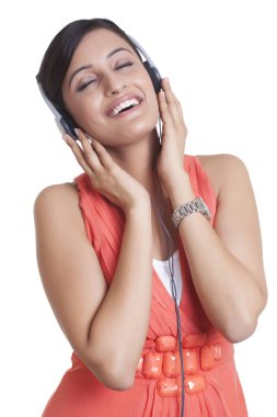 Kulaklıklı kadın müzik dinliyor.