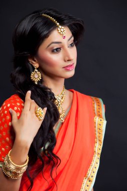 bir kadının yan profili