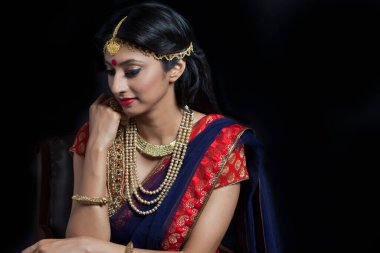 Mücevherli güzel bir gelinin yakın çekimi.