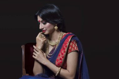 Mücevherli güzel bir gelinin yan profili.