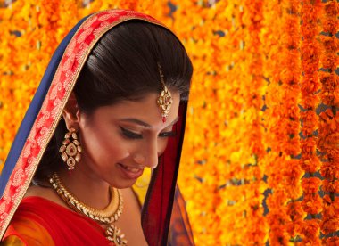 Gülümseyen güzel bir gelinin yakın çekimi