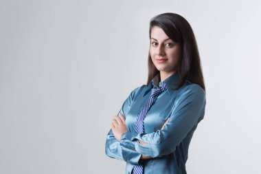 Hintli iş kadını masaüstü bilgisayarında çalışıyor.