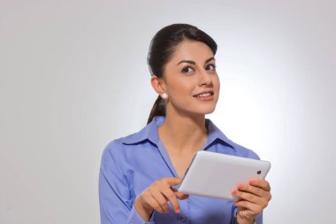 Değişken hareketler yapan iş kadınının birden fazla görüntüsü