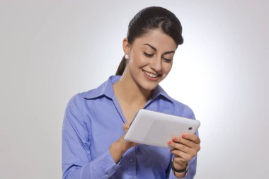 Değişken hareketler yapan iş kadınının birden fazla görüntüsü