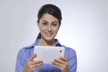 Değişken hareketler yapan iş kadınının birden fazla görüntüsü