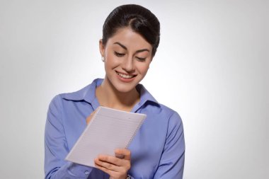 Değişken hareketler yapan iş kadınının birden fazla görüntüsü