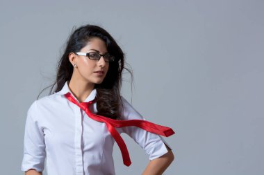 Değişken hareketler yapan iş kadınının birden fazla görüntüsü