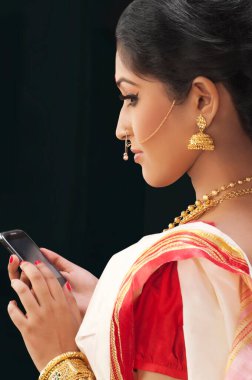 Cep telefonu olan Bengalli kadın.