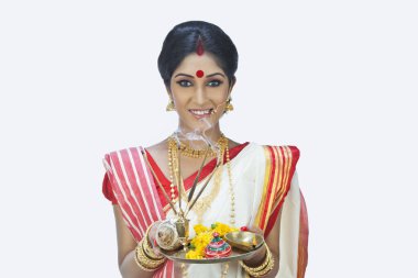 Puja thali 'li Bengalli kadının portresi