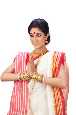 Güzel ve genç Bengalli kadın el kol hareketi yapıyor   