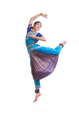 Beyaz arkaplana karşı Bharatanatyam 'ı tam boy dansçı sahneleyecek