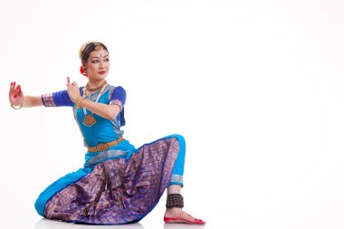 Beyaz arkaplana karşı Bharatanatyam yapan tam boy kadın