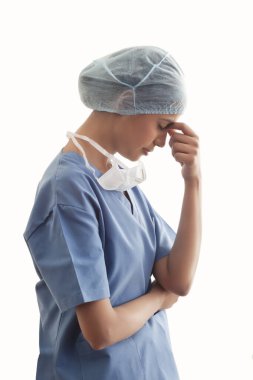 Stresli kadın doktor beyaz arka planda izole edilmiş.