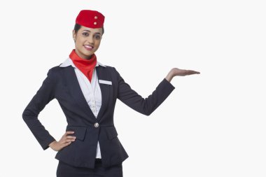 Görünmez ürünü beyaz arka planda tutan genç hostes portresi