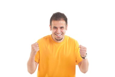 Beyaz arka planda izole edilmiş yumruklarıyla tezahürat yapan mutlu Hintli genç adam portresi.