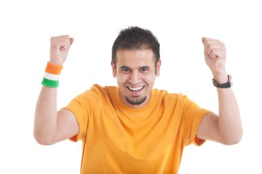 Elinde üç renkli bileklikle beyaz arka planda neşelenen Hintli bir gencin portresi.