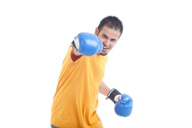 Beyaz arka planda izole edilmiş, savaşan genç adam portresi.