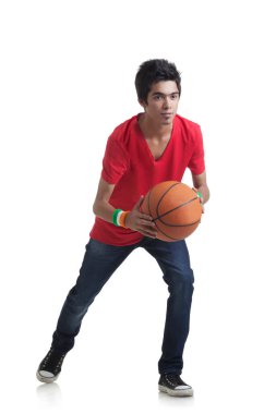 Beyaz arka planda basketbola hazır genç bir çocuk.