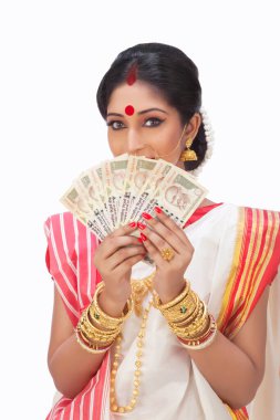 Bengalli bir kadının elinde banknotlar tutan portresi.