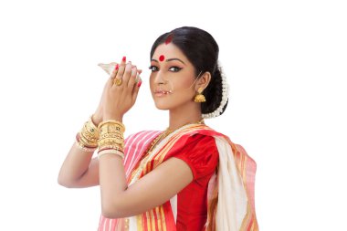 Deniz kabuğu tutan Bengalli kadının portresi.