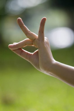 Yoga jestinde kadının eline yakın çekim.