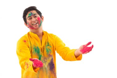 Gulal 'lı genç bir adam Holi' yi oynamaya hazır.