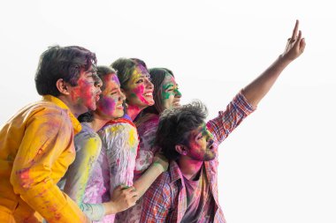 Gulal 'lı bir grup arkadaş fotoğraf çektirmek için bir araya geliyor.