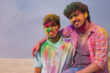 KAMERA 'NIN ÖNCE BİRLİKLERİNDE BAŞLAR İKİ KİŞİ BİRLİK EDİYOR