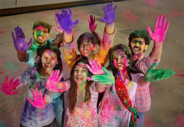 KAMERA 'NIN KURUMLARINDAN GİZLİ BİR ARKADAŞLAR GÖREVİ