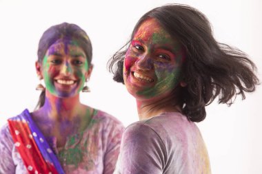 BİR KADIN ARKADAŞINDA HOLI ÇALIYOR MUTLU DÜŞÜNÜYOR