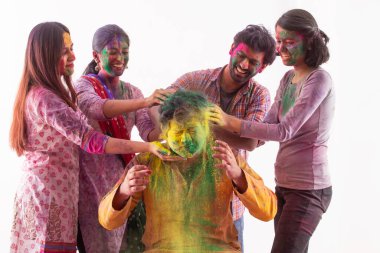 ARKADAŞLARIN BİR ARKADAŞINA BİR ARKADAŞI DURDURUYOR