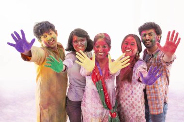 KADIN ARKADAŞLARIN MUTLU GÖREVLERİNİ KURUYOR